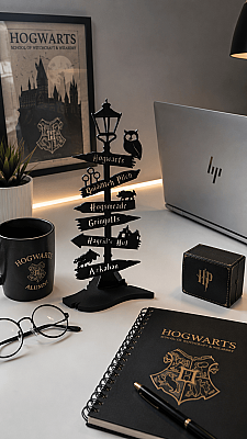 Hogwarts Yön Tabelası Dekoru – Harry Potter Temalı Masaüstü ve Raf Süsü - 25 cm - 3